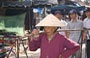 HOI AN. Un'anziana signora con in spalla il suo bilanciere