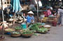 HOI AN. Il mercato dei generi alimentari: ceste con ogni genere di verdura