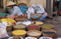 HOI AN. Il mercato alimentare: colorati legumi in cesti