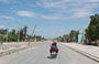 DINTORNI DI HOI AN. Verso le Marble Mountains: Francesco dal suo mototaxi continua a fotografarmi