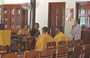MONTAGNE DI MARMO. Tam Thai Pagoda: i monaci assorti nella preghiera prima di consumare il cibo quotidiano