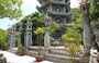 MONTAGNE DI MARMO. La torre ottagonale e i graziosi giardinetti della Pagoda di Linh Ong