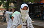 HOI AN. Ancora donne alla guida di scooter con mascherine antipolvere