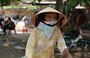 VIETNAM CENTRALE. Una anziana signora con il suo non bai tho