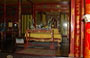 VIETNAM CENTRALE. L'altare interno del Tempio di Sung An 