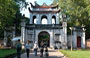 HANOI. Il Tempio della Letteratura - porta di accesso Van Mieu vista dalla parte esterna su Pho Quoc Tu Giam