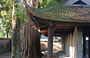HANOI. Il Tempio della Letteratura: il padiglione con le stele dei candidati ombreggiato da una rigogliosa vegetazione