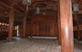 HANOI. Tempio della Letteratura: sala interna interamente in legno