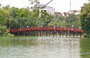 HANOI. Il ponte di legno dipinto di rosso, The Huc (Sole Nascente), per raggiungere il tempio di Ngoc Son