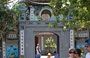 HANOI. Tempio di Ngoc Son: porta di accesso dal ponticello rosso The Huc
