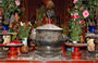 HANOI. Offerte votive e doni su un altare del Tempio di Ngoc Son
