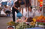 HANOI. Mercato di Pho Gia Ngu: la frutta