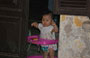 HANOI. Un bambino si affaccia con il girello dalla porta di un'abitazione nnei pressi del mercato