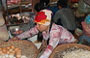 HANOI. Mercato di Pho Gia Ngu: cesti di uova, germogli di soia e sullo sfondo tranci di pesce