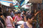 HANOI. Le vie del mercato di Pho Gia Ngu sono trafficate di gente a piedi e in motorino