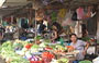HANOI. Mercato di Pho Gia Ngu: questo mercato è un intricato dedalo di viuzze con molte bancarelle 