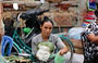 HANOI. Una donna incarta i tagliolini al mercato di Pho Gia Ngu