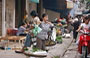 HANOI. Una giovane vietnamita con i cesti a bilanciere in spalla