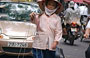 HANOI. Quartiere Vecchio: la fatica quotidiana di molte donne che con i loro cesti a bilanciere trasportano ogni genere di merce