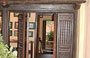 HANOI. Casa-museo al n. 87 di Pho Ma May: le tradizionali porte lignee molto usate per separare gli ambienti o areare i locali