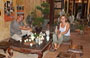 HANOI. Io e Francesco ci gustiamo un tè offerto dalla casa-museo al n. 87 di Pho Ma May, seduti sui caratteristici tavoli bassi