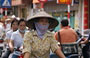 HANOI. Passeggiando per le strade del Quartiere Vecchio si incontrano donne in bicicletta con foulard alla bocca e non bai tho