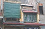 HANOI. Quartiere Vecchio: un balconcino fatiscente e decadente