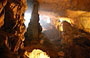BAIA DI HALONG. Hang Sung Sot: le numerose sale accessibili da un percorso all'interno delle fresche grotte