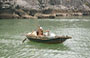 BAIA DI HALONG. Una leggera imbarcazione a guscio guidata da un bimbo nei pressi dell'isola di Cat Ba