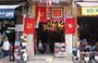 HANOI. Quartiere Vecchio: un negozio specializzato nella vendita di manifesti e stendardi di propaganda comunista 