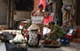 HANOI. Vietnamite accovacciate sui marciapiedi per ogni genere di vendita