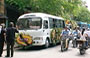 HANOI. La processione di un funerale: tre bus trasportano familiari e conoscenti del defunto e seguono gli uomini a piedi