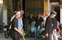 HANOI. Uomini con la fascia bianca e il bastone comandano la processione di un funerale
