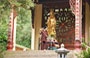 PAGODA DEI PROFUMI. Pagoda che Porta in Paradiso: dietro gli stupa la statua dorata di Quan Am, Dea della Misericordia
