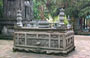 PAGODA DEI PROFUMI. Pagoda che Porta in Paradiso: questi altari in pietra all'aperto danno un senso di grande armonia con il creato