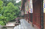 PAGODA DEI PROFUMI. Pagoda che Porta in Paradiso: la bellezza e il calore dei legni rossi esaltano i colori verdi della vegetazione circostante