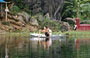 PAGODA DEI PROFUMI. Ripercorrendo il fiume Yen: una donna incuriosisce il suo bambino con l'acqua o con qualcosa che si trova dentro