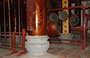 HOA LU. Tempio Dinh Tien Hoang: particolare del basamento in pietra di una colonna in legno