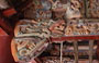 HOA LU. Duong Van Nga - portico esterno: particolare di una trave in legno riccamente decorata