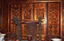 HOA LU. Tempio Le Dai Hanh: le porte a paravento con ricchi intagli