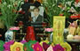 HANOI. Assistiamo ad un rito funebre (o ad una commemorazione) in una pagoda: nella foto l'altare del defunto con offerte, fiori, incenso e preghiere colorate