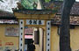HANOI. L'ingresso secondario, verso i locali di servizio della pagoda 