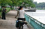 HANOI. In bicicletta sulle sponde del lago Ho Tay