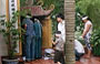 HANOI. Pagoda di Tran Quoc - Corte frontale: offerte votive