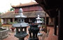 HANOI. Pagoda di Tran Quoc: tra lanterne e bruciatori di incenso in bronzo si intravede la Three gate Reception Area Madri 