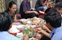 HANOI. Ovunque nella capitale la gente mangia seduta sui marciapiedi